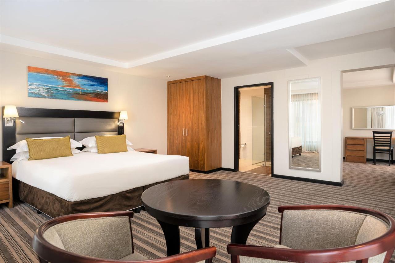 โรงเรียนพรีเมียร์ เคปทาวน์ Hotel ภายนอก รูปภาพ