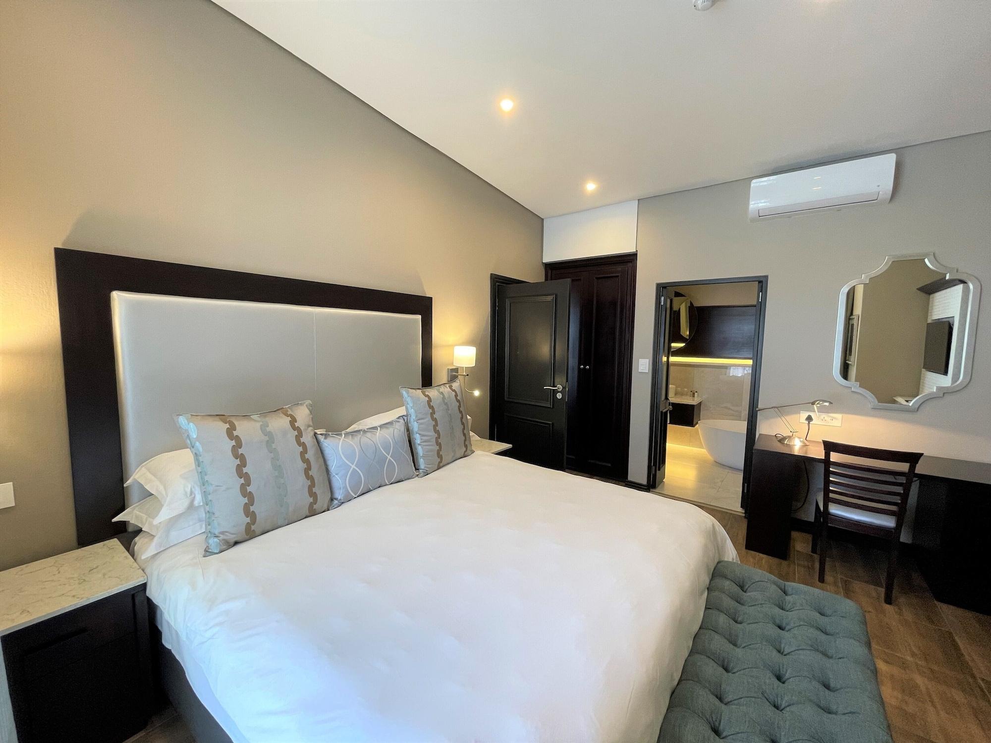 โรงเรียนพรีเมียร์ เคปทาวน์ Hotel ภายนอก รูปภาพ
