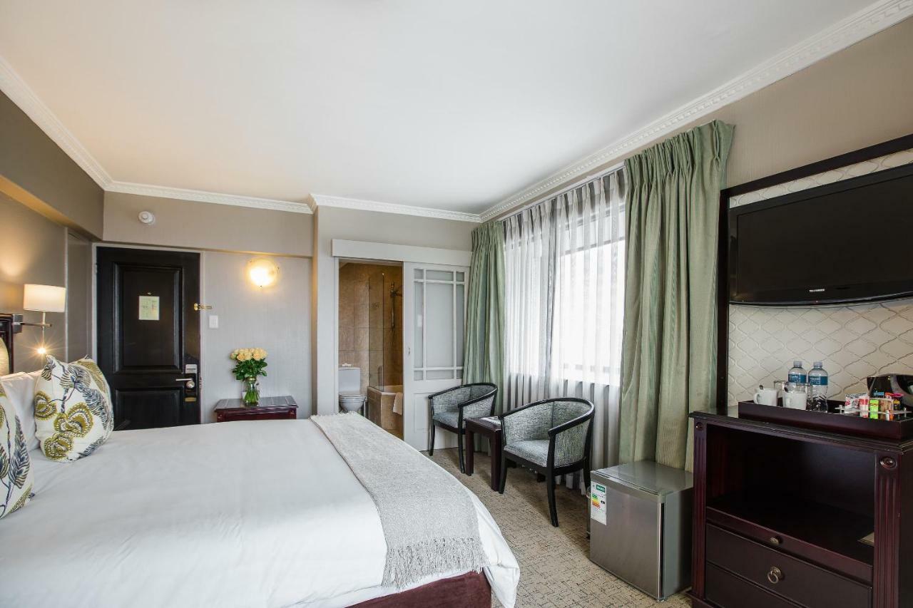 โรงเรียนพรีเมียร์ เคปทาวน์ Hotel ภายนอก รูปภาพ